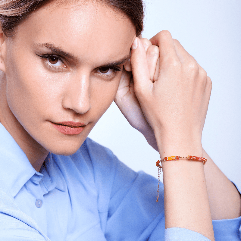 BETOVERENDE KRACHT RODE AGAAT AARDINGSARMBAND