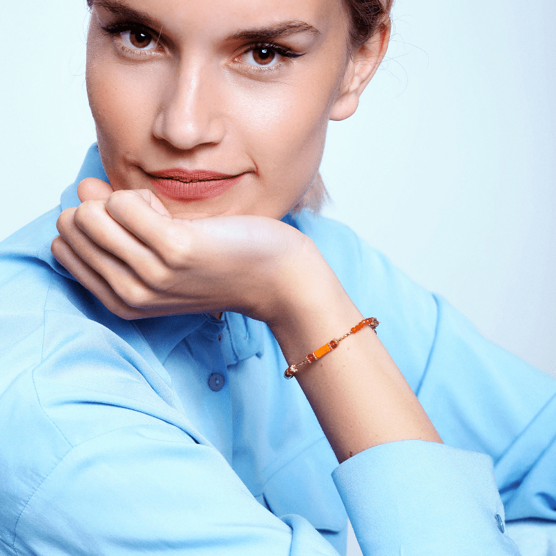 BETOVERENDE KRACHT RODE AGAAT AARDINGSARMBAND