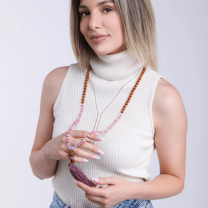 ZACHT EN ZOET ROZE OPAAL & SANDELHOUT MALA KETTING