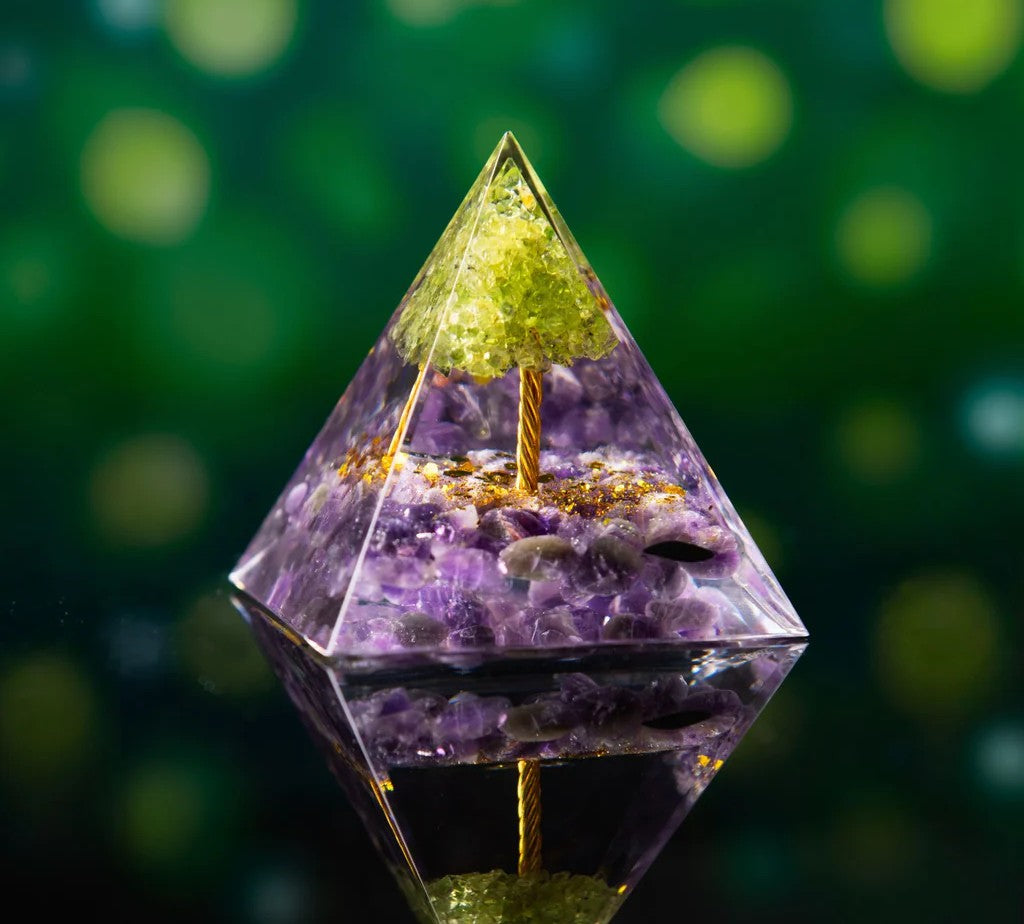 Orgonite piramide met levensboom van peridoot en amethist