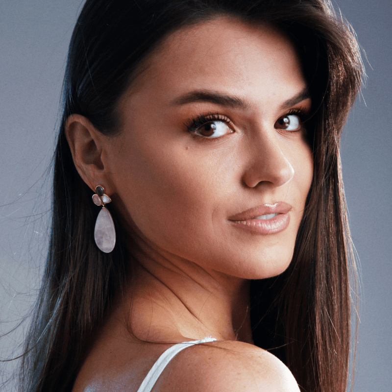 LIEFDE & VRIENDELIJKHEID ROZENKWARTS OORBELLEN