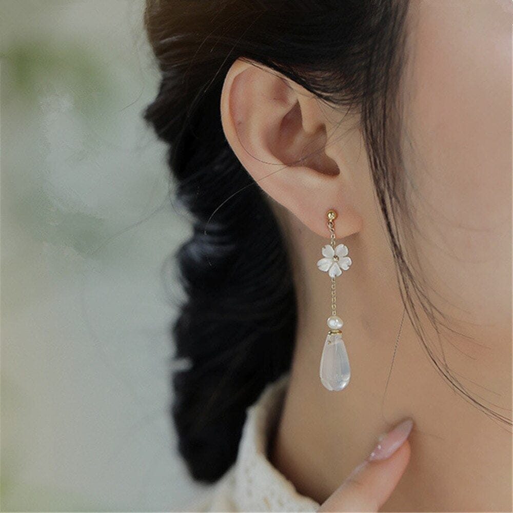 ZUIVERENDE WITTE AGAAT & PAREL BLOEM OORBELLEN