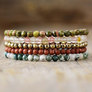 MOEITELOZE GELAAGDE ARMBAND MET NATUURLIJKE EDELSTENEN