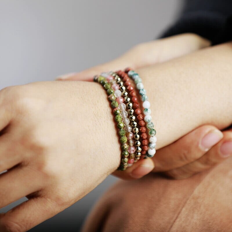 MOEITELOZE GELAAGDE ARMBAND MET NATUURLIJKE EDELSTENEN