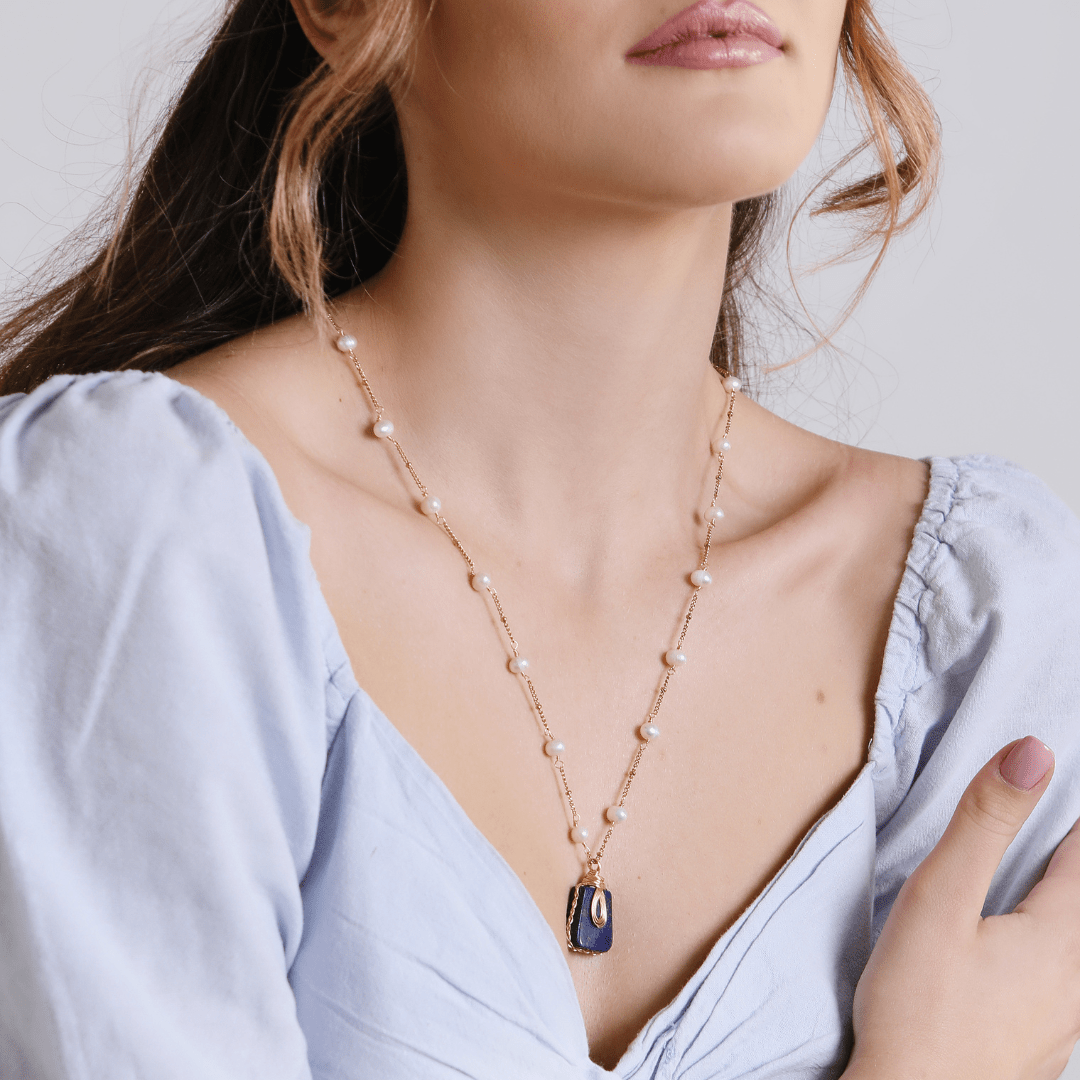 OCEAANBODEM LAPIS LAZULI & PAREL VERGULDE HANGER