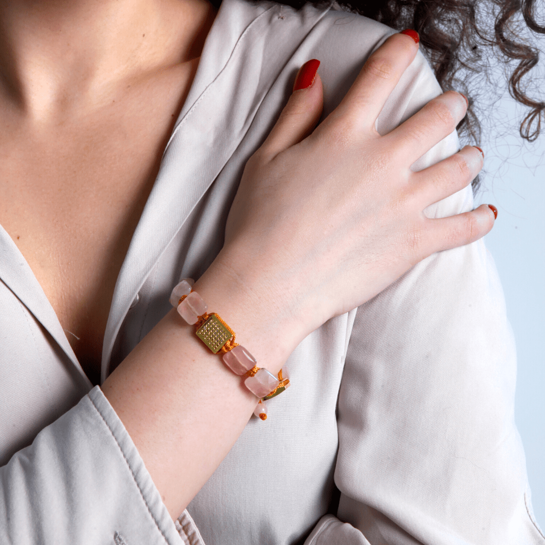 GLANZENDE ROZE KWARTS VERGULDE TRIMASAKI ARMBAND