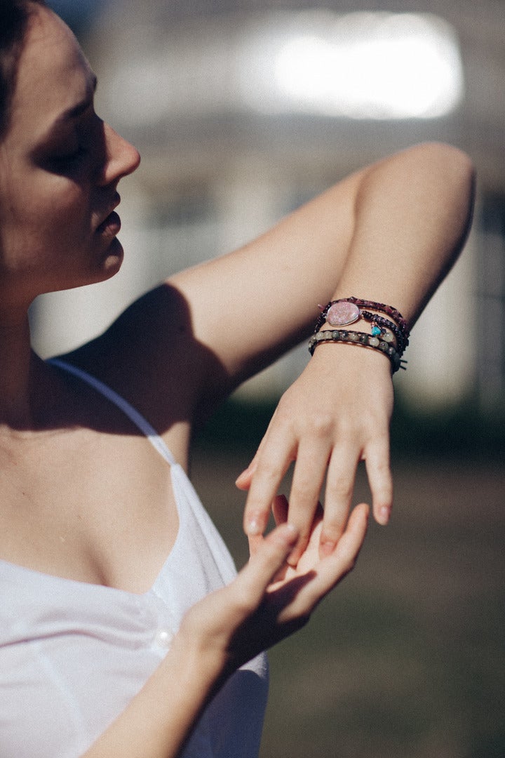 PREHNIET SPIRITUELE LEDEREN WIKKELARMBAND