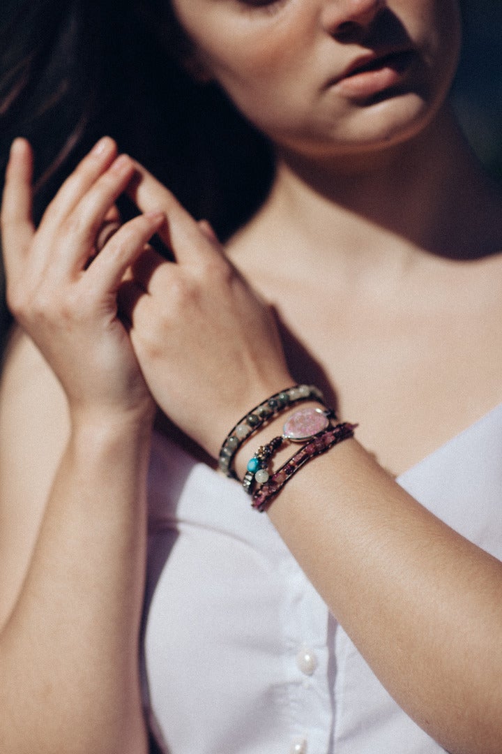 PREHNIET SPIRITUELE LEDEREN WIKKELARMBAND