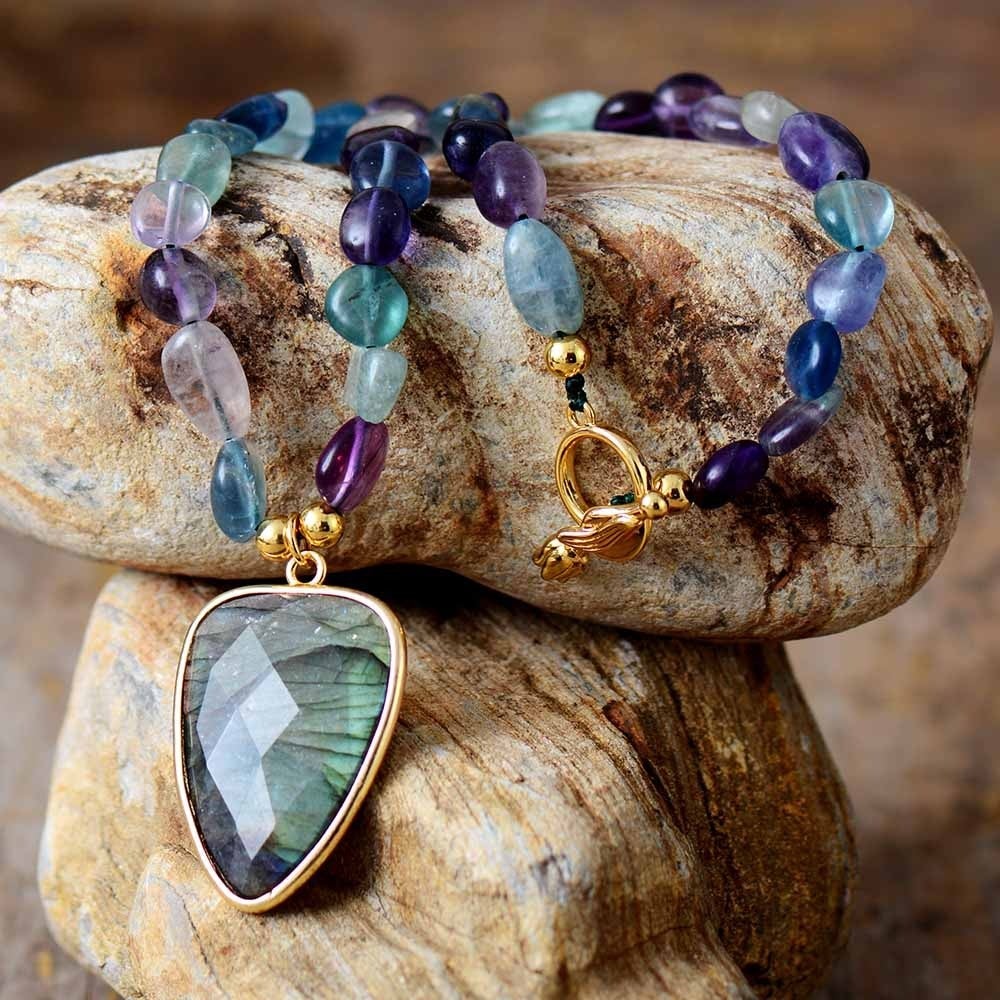 VROUWELIJKE UITSTRALING LABRADORIET & KWARTS KRALEN KETTING