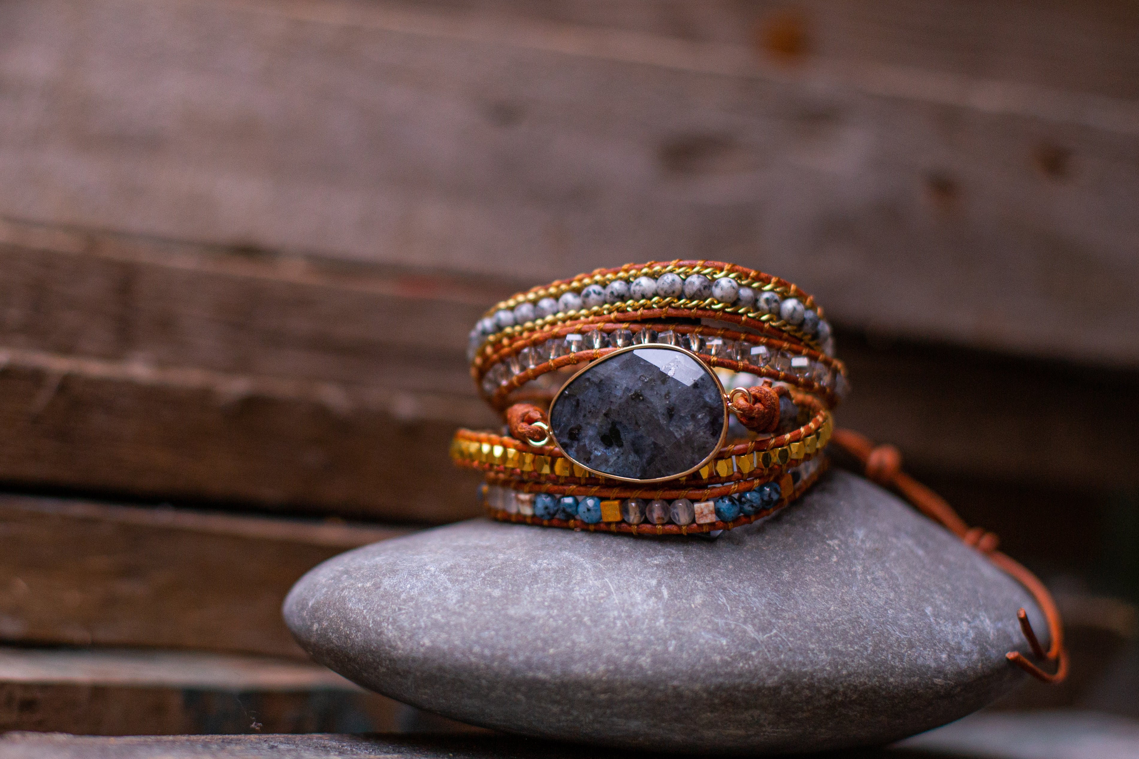 EI-VORMIGE STENEN BOHO ARMBAND