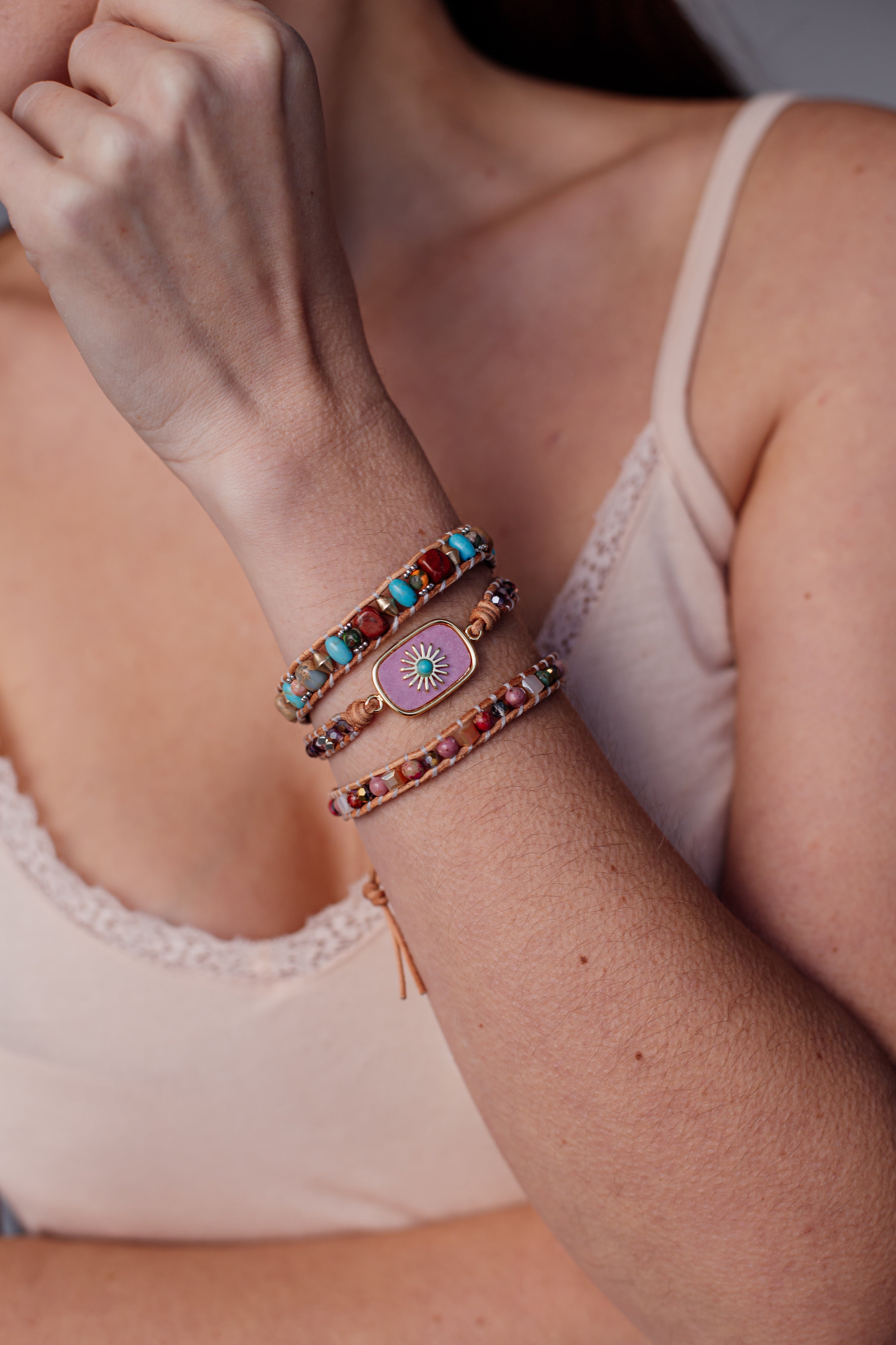 ZONNESTRAAL BOHO WIKKELARMBAND
