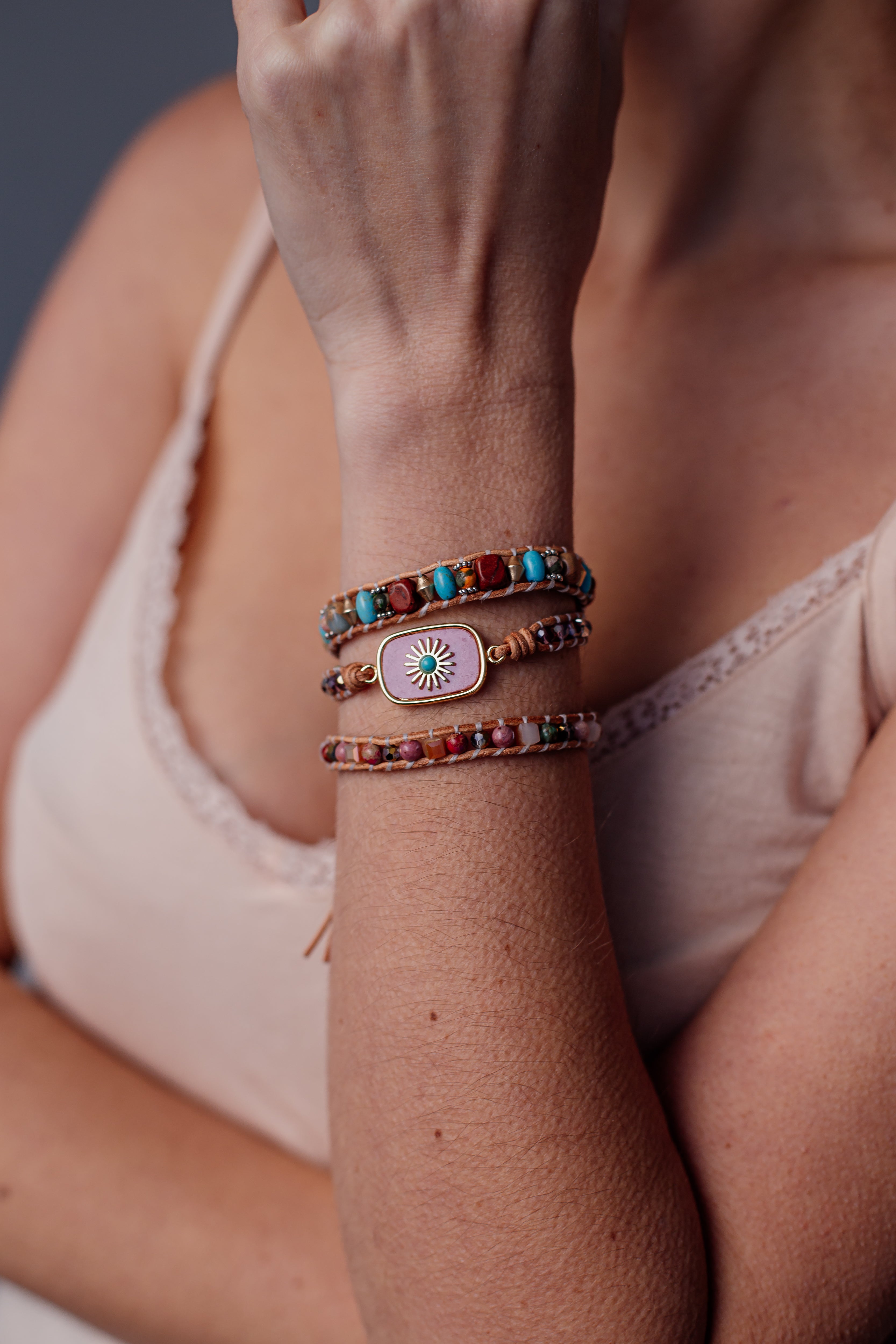 ZONNESTRAAL BOHO WIKKELARMBAND