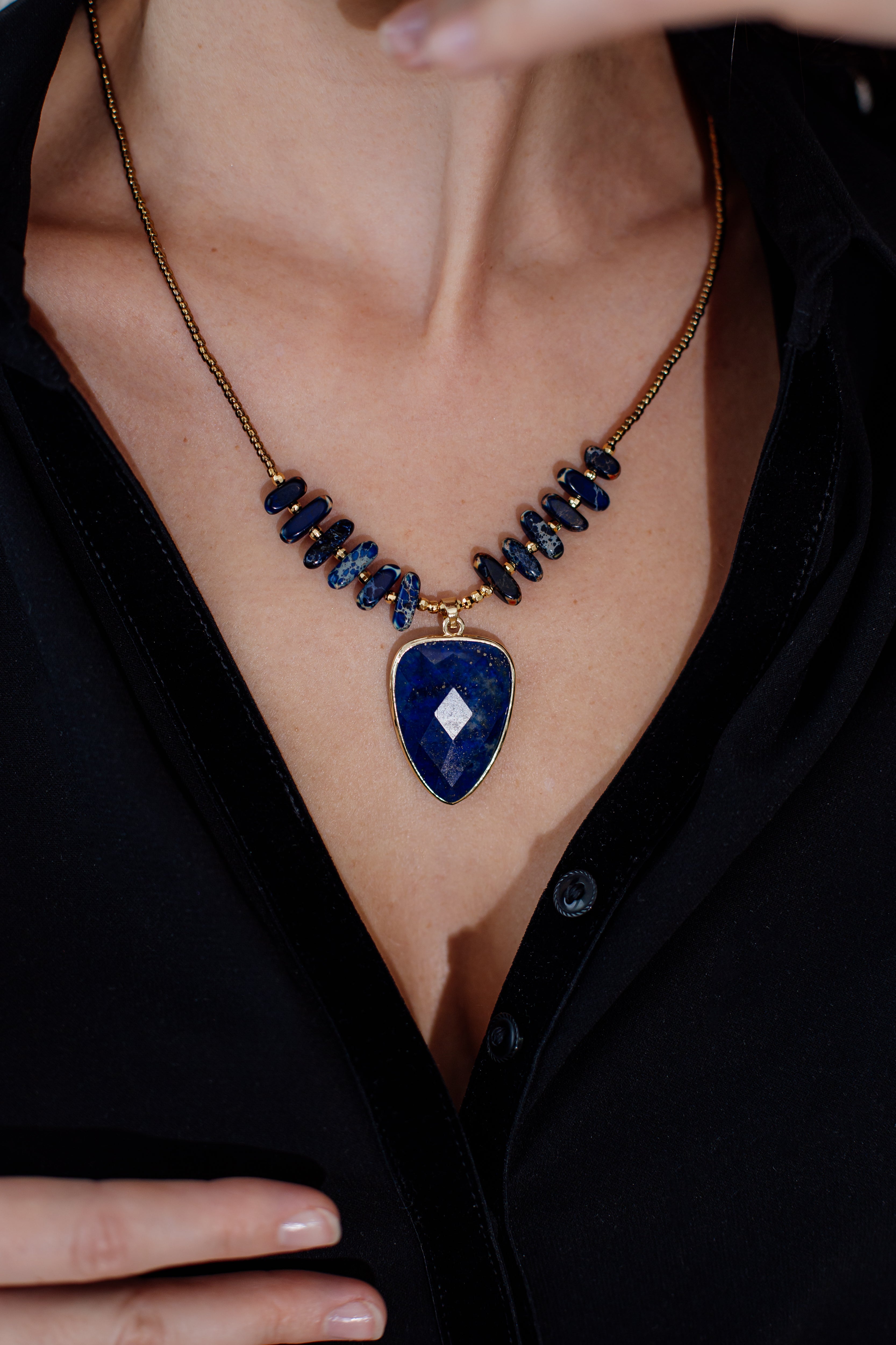 CHARMANTE BOHEEMSE LAPIS HANGER KETTING