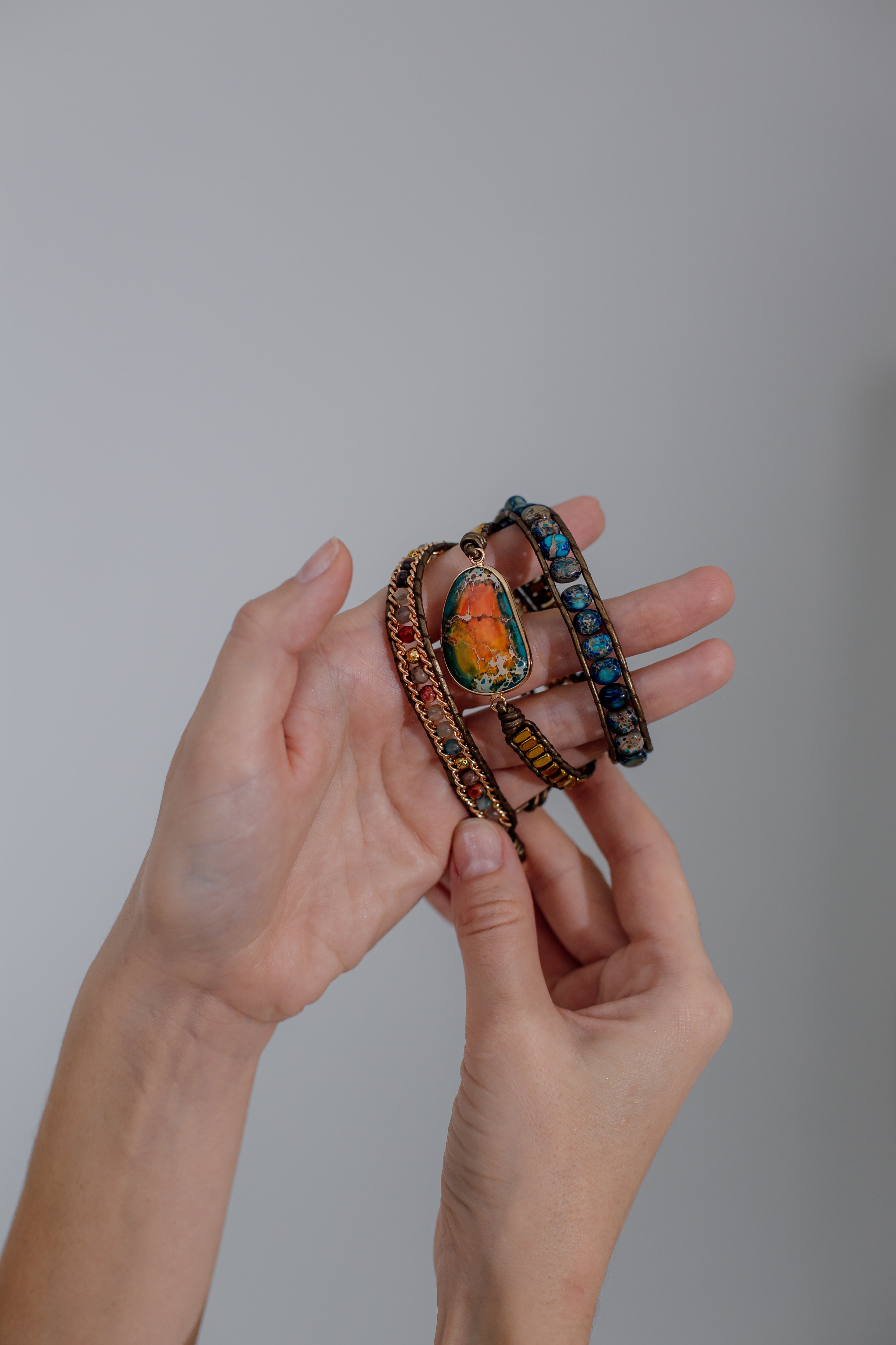 HELENDE EN VERSTERKENDE JASPIS WIKKELARMBAND