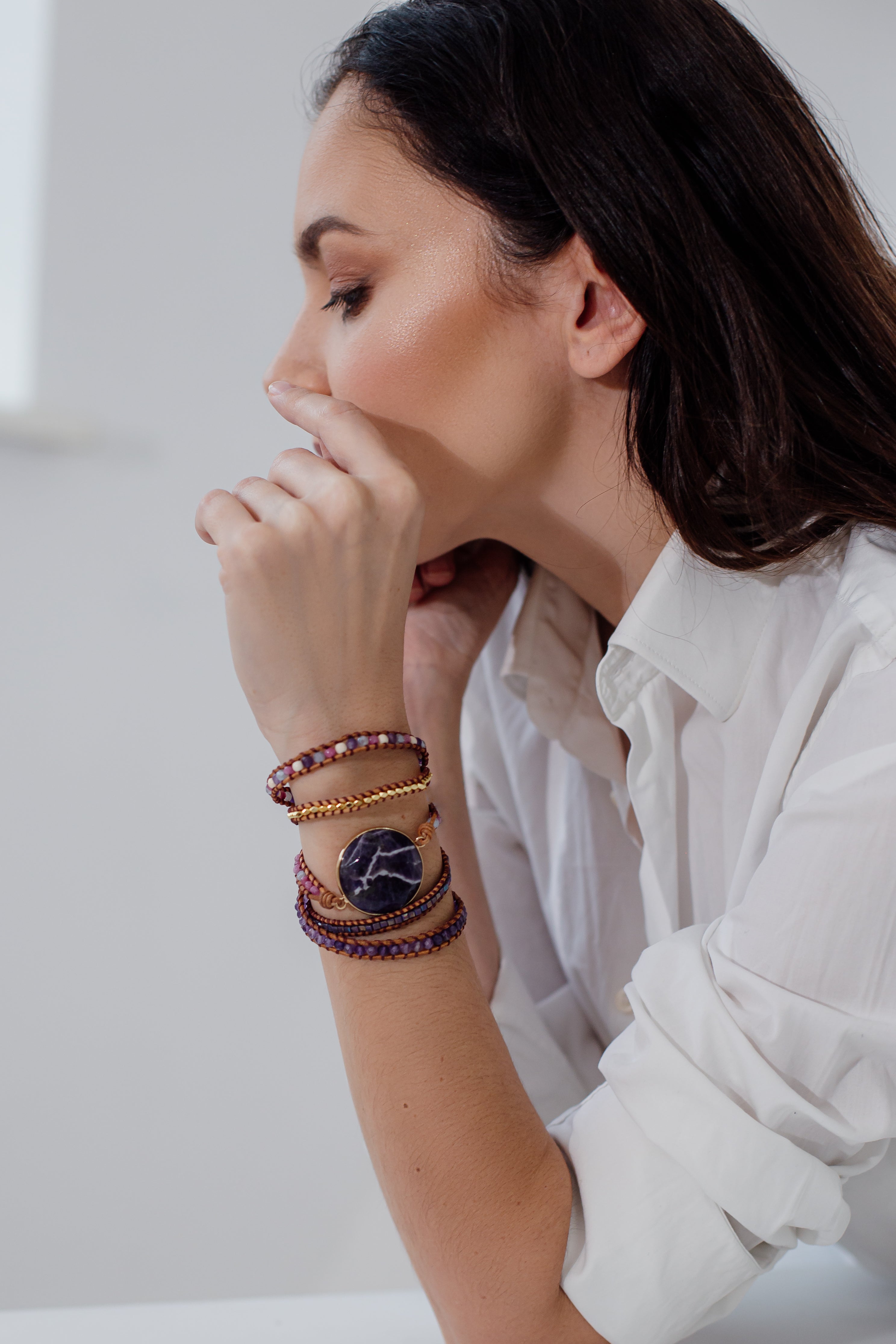 RUSTGEVENDE RONDE AMETHIST WIKKELARMBAND