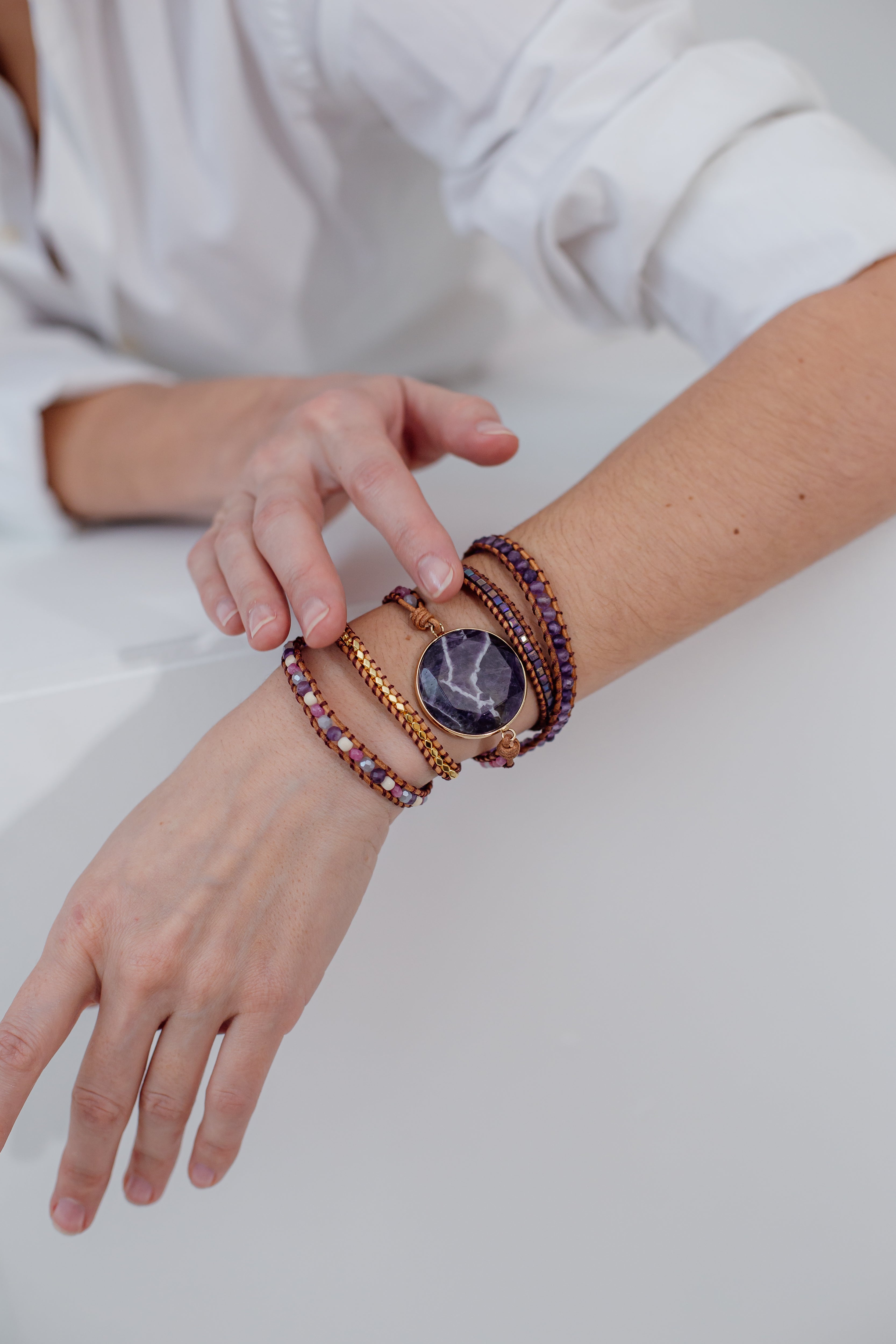RUSTGEVENDE RONDE AMETHIST WIKKELARMBAND