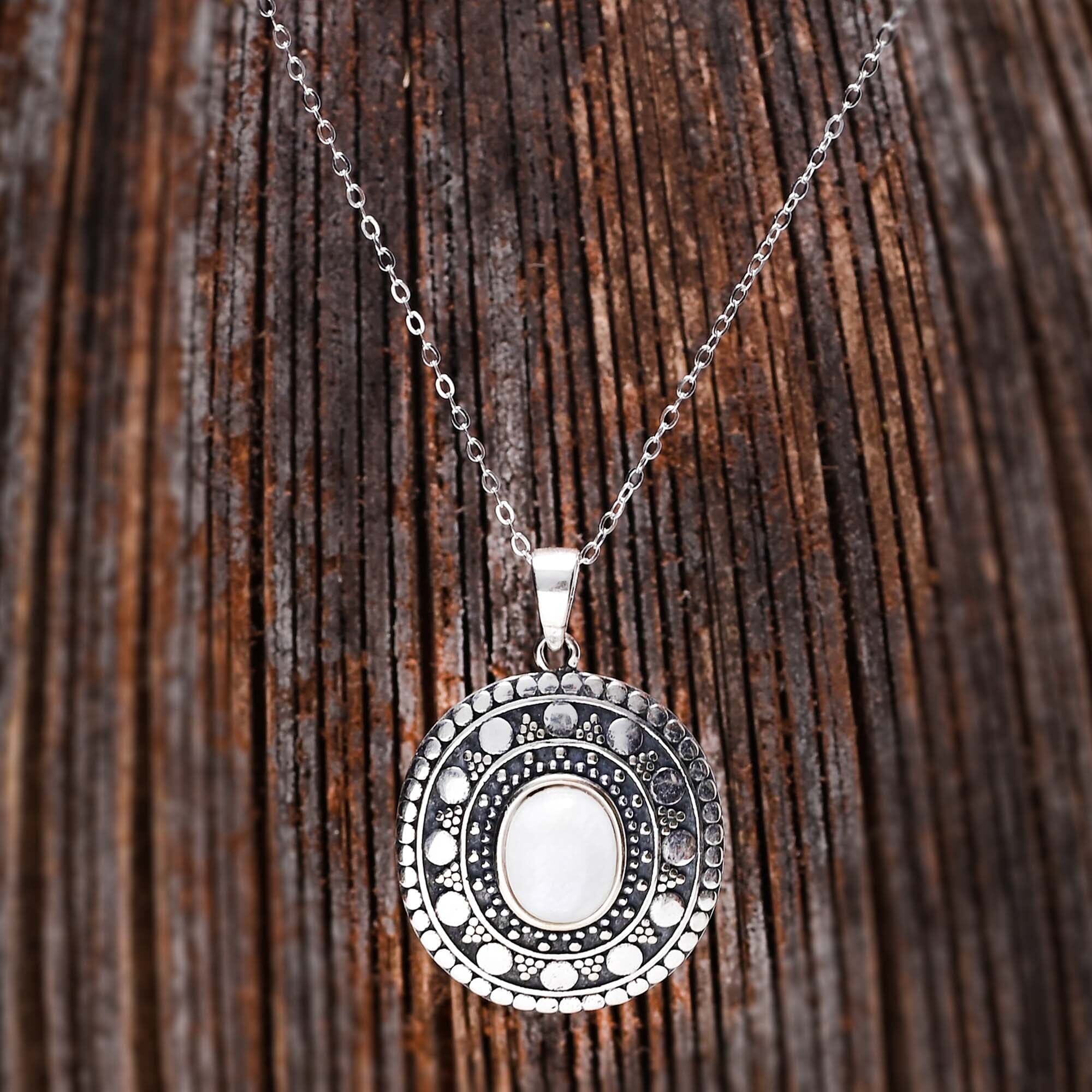 YAVANNA - PRACHTIGE OVALE MAANSTEEN KETTING