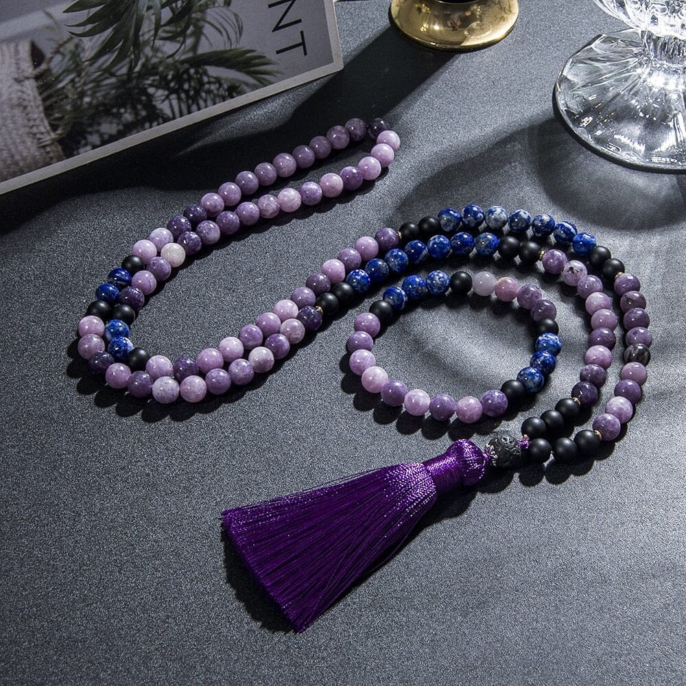 CHAKRA BALANCERENDE MICA LEPIDOLIET, ZWARTE ONYX & LAPIS LAZULI MALA KRALEN