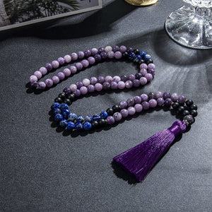 CHAKRA BALANCERENDE MICA LEPIDOLIET, ZWARTE ONYX & LAPIS LAZULI MALA KRALEN