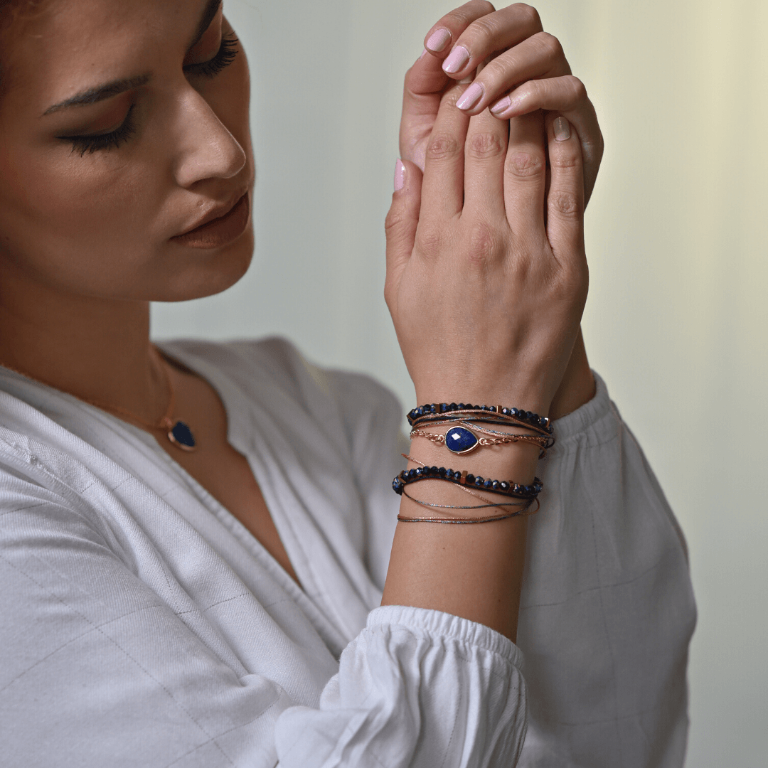 BOHEEMSE WEELDERIGE LAPIS LAZULI MEERLAAGSE ARMBAND