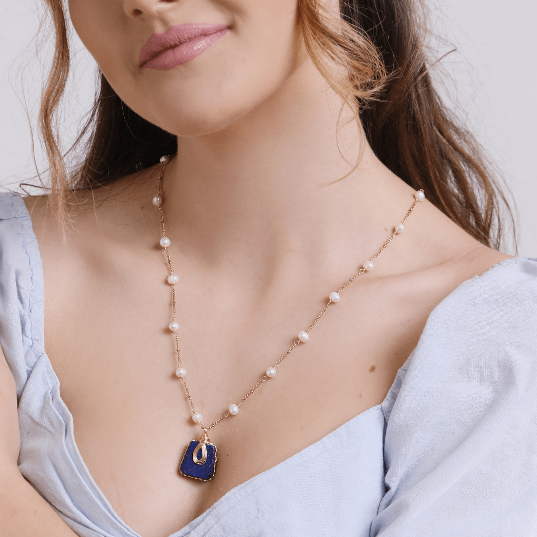 OCEAANBODEM LAPIS LAZULI & PAREL VERGULDE HANGER