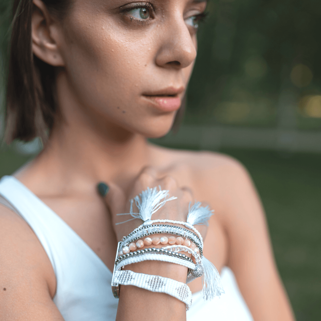 WITTE SLUIER KRALEN SHAMBALLA WIKKELARMBAND